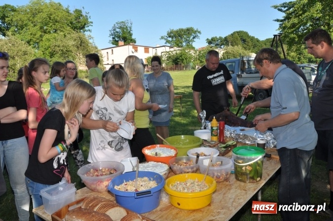 Zdjęcie w galerii na portalu naszraciborz.pl: Dla Mamy i Taty program przebogaty. Piknik szóstoklasistów z Brzezia wiadomości z regionu