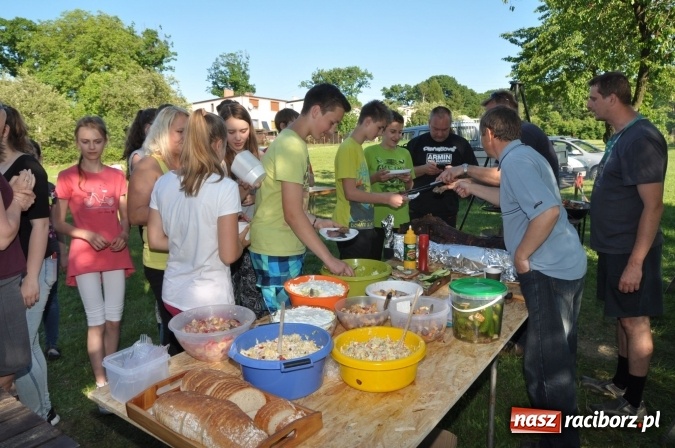 Zdjęcie w galerii na portalu naszraciborz.pl: Dla Mamy i Taty program przebogaty. Piknik szóstoklasistów z Brzezia wiadomości z regionu