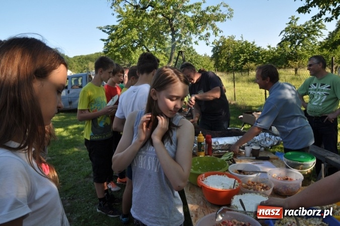 Zdjęcie w galerii na portalu naszraciborz.pl: Dla Mamy i Taty program przebogaty. Piknik szóstoklasistów z Brzezia wiadomości z regionu