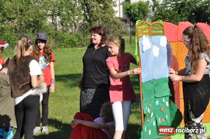 Zdjęcie w galerii na portalu naszraciborz.pl: Dla Mamy i Taty program przebogaty. Piknik szóstoklasistów z Brzezia wiadomości z regionu