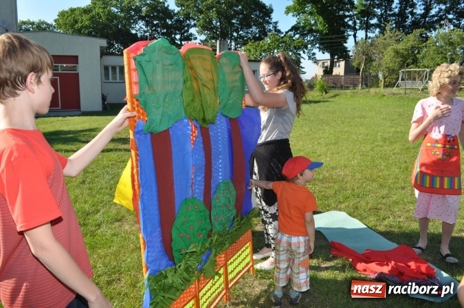 Zdjęcie w galerii na portalu naszraciborz.pl: Dla Mamy i Taty program przebogaty. Piknik szóstoklasistów z Brzezia wiadomości z regionu