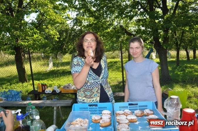 Zdjęcie w galerii na portalu naszraciborz.pl: Dla Mamy i Taty program przebogaty. Piknik szóstoklasistów z Brzezia wiadomości z regionu