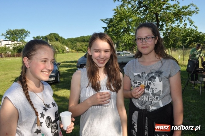 Zdjęcie w galerii na portalu naszraciborz.pl: Dla Mamy i Taty program przebogaty. Piknik szóstoklasistów z Brzezia wiadomości z regionu