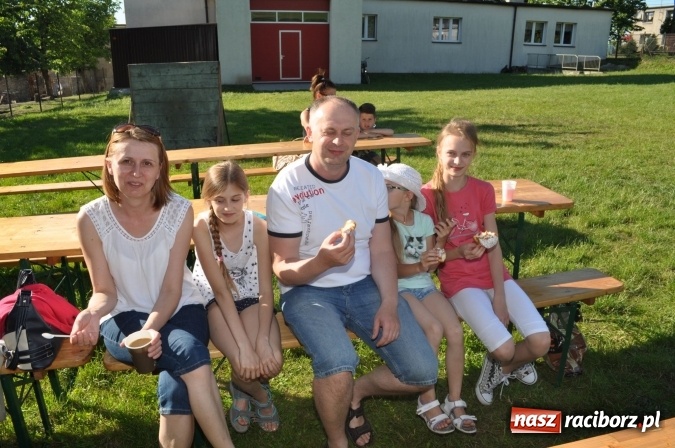 Zdjęcie w galerii na portalu naszraciborz.pl: Dla Mamy i Taty program przebogaty. Piknik szóstoklasistów z Brzezia wiadomości z regionu