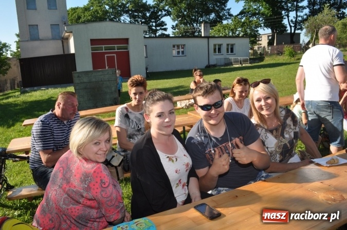 Zdjęcie w galerii na portalu naszraciborz.pl: Dla Mamy i Taty program przebogaty. Piknik szóstoklasistów z Brzezia wiadomości z regionu