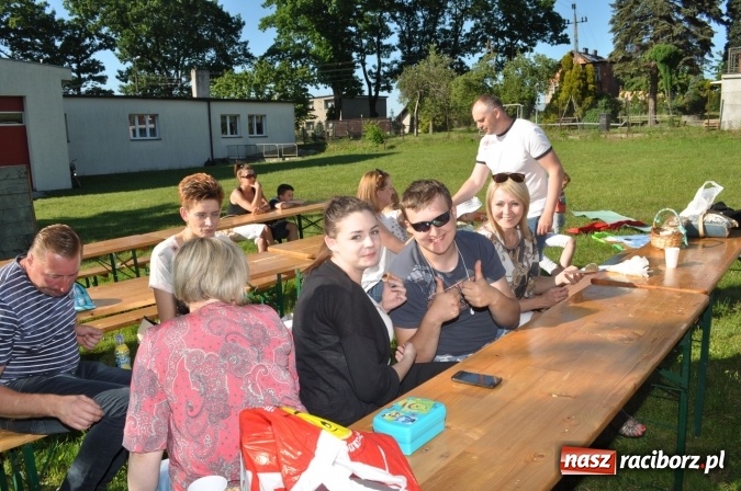 Zdjęcie w galerii na portalu naszraciborz.pl: Dla Mamy i Taty program przebogaty. Piknik szóstoklasistów z Brzezia wiadomości z regionu