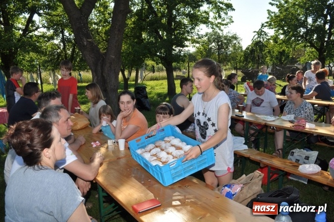 Zdjęcie w galerii na portalu naszraciborz.pl: Dla Mamy i Taty program przebogaty. Piknik szóstoklasistów z Brzezia wiadomości z regionu