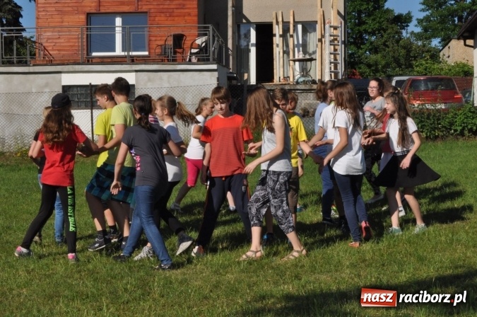 Zdjęcie w galerii na portalu naszraciborz.pl: Dla Mamy i Taty program przebogaty. Piknik szóstoklasistów z Brzezia wiadomości z regionu