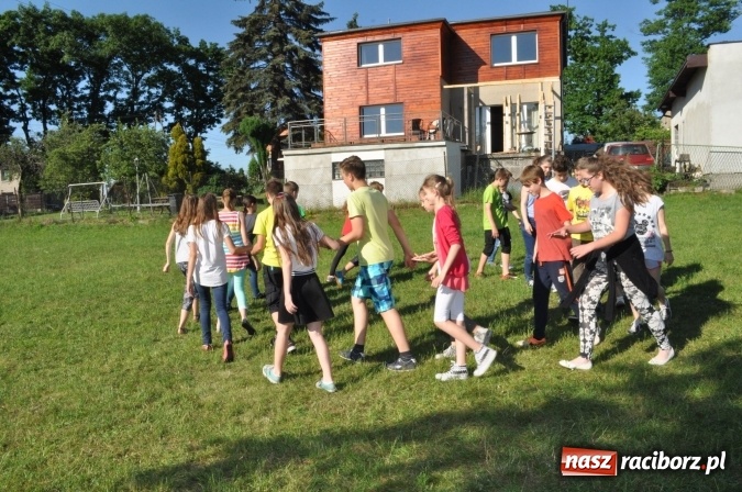 Zdjęcie w galerii na portalu naszraciborz.pl: Dla Mamy i Taty program przebogaty. Piknik szóstoklasistów z Brzezia wiadomości z regionu