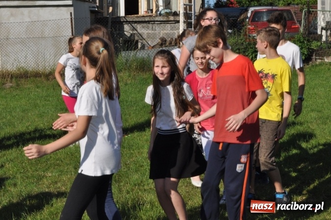 Zdjęcie w galerii na portalu naszraciborz.pl: Dla Mamy i Taty program przebogaty. Piknik szóstoklasistów z Brzezia wiadomości z regionu