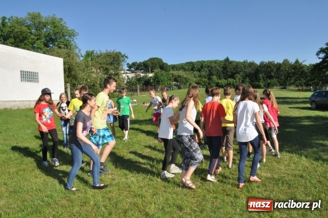 Zdjęcie w galerii na portalu naszraciborz.pl: Dla Mamy i Taty program przebogaty. Piknik szóstoklasistów z Brzezia wiadomości z regionu