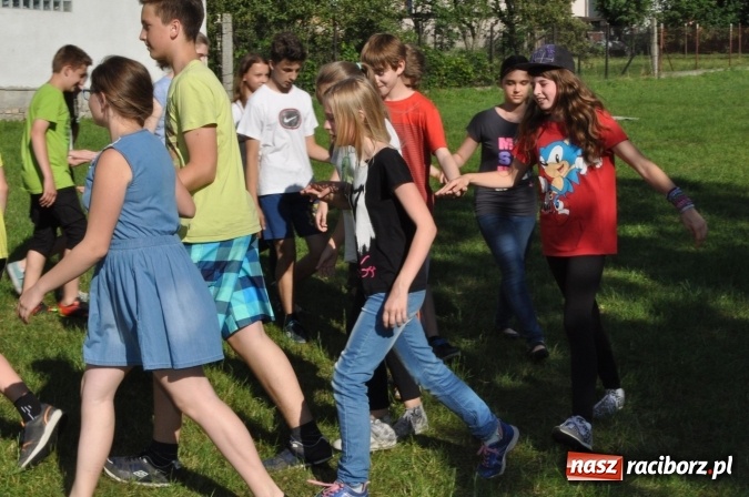 Zdjęcie w galerii na portalu naszraciborz.pl: Dla Mamy i Taty program przebogaty. Piknik szóstoklasistów z Brzezia wiadomości z regionu