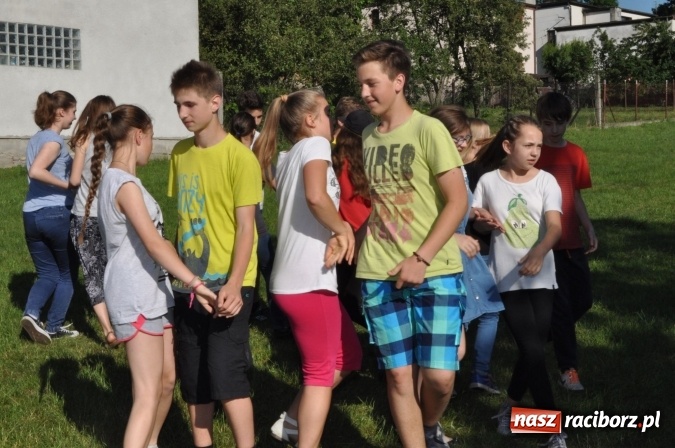 Zdjęcie w galerii na portalu naszraciborz.pl: Dla Mamy i Taty program przebogaty. Piknik szóstoklasistów z Brzezia wiadomości z regionu