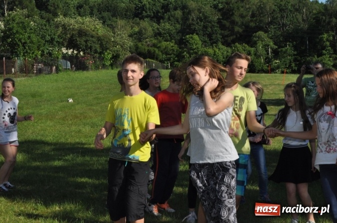 Zdjęcie w galerii na portalu naszraciborz.pl: Dla Mamy i Taty program przebogaty. Piknik szóstoklasistów z Brzezia wiadomości z regionu