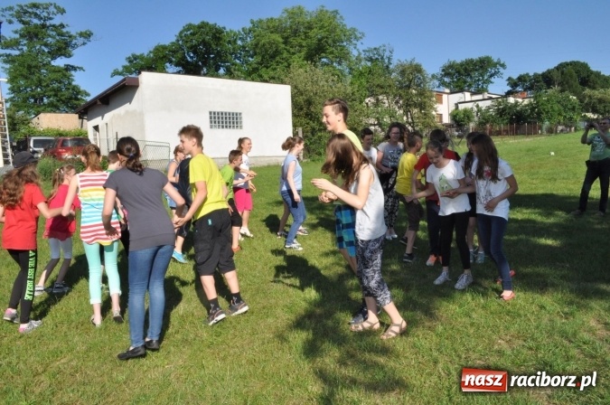 Zdjęcie w galerii na portalu naszraciborz.pl: Dla Mamy i Taty program przebogaty. Piknik szóstoklasistów z Brzezia wiadomości z regionu