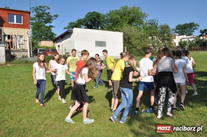 Zdjęcie w galerii na portalu naszraciborz.pl: Dla Mamy i Taty program przebogaty. Piknik szóstoklasistów z Brzezia wiadomości z regionu