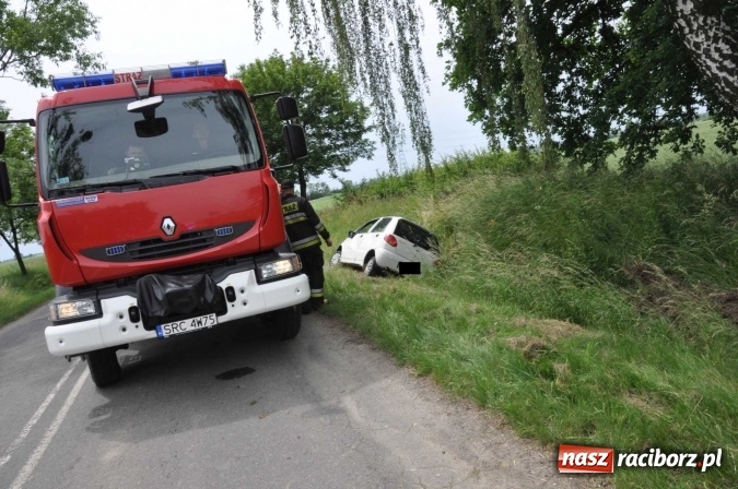 Zdjęcie w galerii na portalu naszraciborz.pl: Matiz wypadł z drogi Racibórz-Łęg wiadomości z regionu