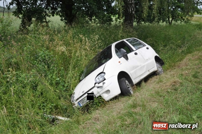 Zdjęcie w galerii na portalu naszraciborz.pl: Matiz wypadł z drogi Racibórz-Łęg wiadomości z regionu