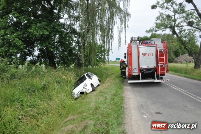 Zdjęcie w galerii na portalu naszraciborz.pl: Matiz wypadł z drogi Racibórz-Łęg wiadomości z regionu