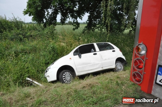 Zdjęcie w galerii na portalu naszraciborz.pl: Matiz wypadł z drogi Racibórz-Łęg wiadomości z regionu