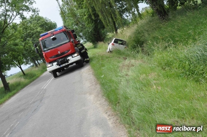 Zdjęcie w galerii na portalu naszraciborz.pl: Matiz wypadł z drogi Racibórz-Łęg wiadomości z regionu