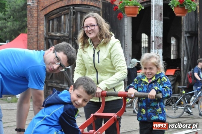 Zdjęcie w galerii na portalu naszraciborz.pl: Industriada 2016 w Rudach. Składy wąskotorówki pełne pasażerów wiadomości z regionu