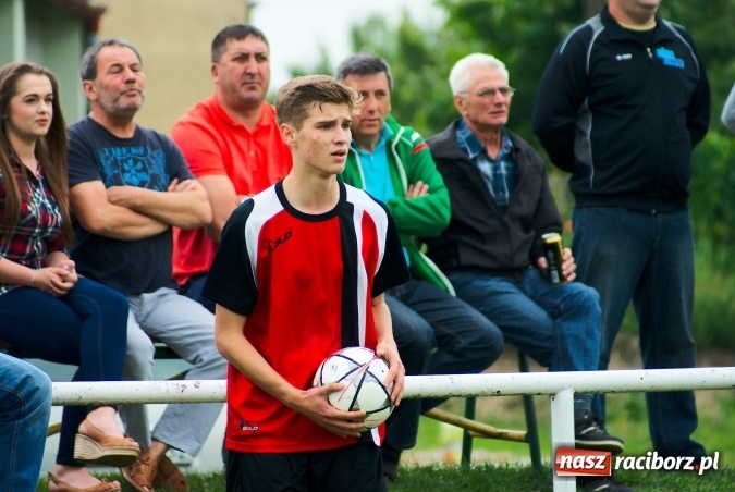 Zdjęcie w galerii na portalu naszraciborz.pl: Derby Raciborza: Fenomenalna passa Brzezia trwa wiadomości z regionu