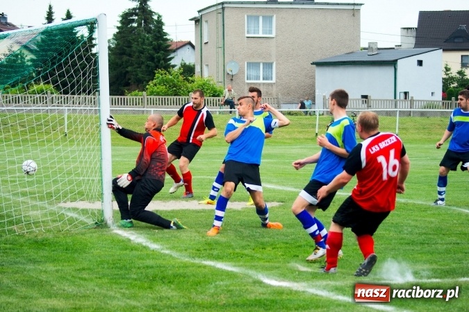 Zdjęcie w galerii na portalu naszraciborz.pl: Derby Raciborza: Fenomenalna passa Brzezia trwa wiadomości z regionu