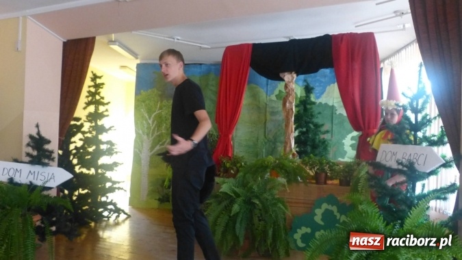 Zdjęcie w galerii na portalu naszraciborz.pl: Gimnazjaliści w szczególny sposób chcą pożegnać mury szkoły wiadomości z regionu