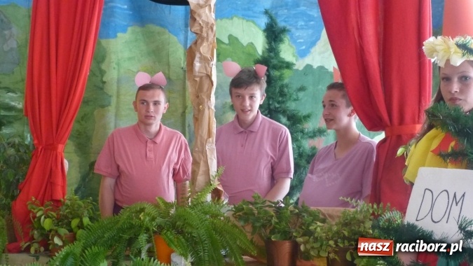 Zdjęcie w galerii na portalu naszraciborz.pl: Gimnazjaliści w szczególny sposób chcą pożegnać mury szkoły wiadomości z regionu