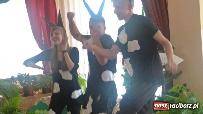 Zdjęcie w galerii na portalu naszraciborz.pl: Gimnazjaliści w szczególny sposób chcą pożegnać mury szkoły wiadomości z regionu