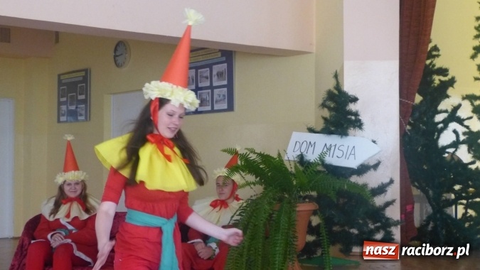 Zdjęcie w galerii na portalu naszraciborz.pl: Gimnazjaliści w szczególny sposób chcą pożegnać mury szkoły wiadomości z regionu