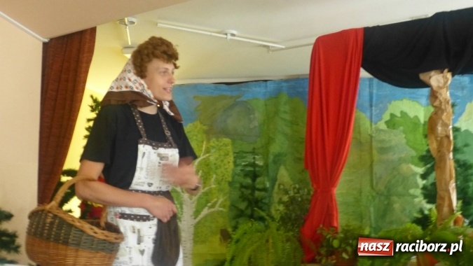 Zdjęcie w galerii na portalu naszraciborz.pl: Gimnazjaliści w szczególny sposób chcą pożegnać mury szkoły wiadomości z regionu