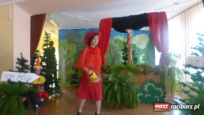 Zdjęcie w galerii na portalu naszraciborz.pl: Gimnazjaliści w szczególny sposób chcą pożegnać mury szkoły wiadomości z regionu