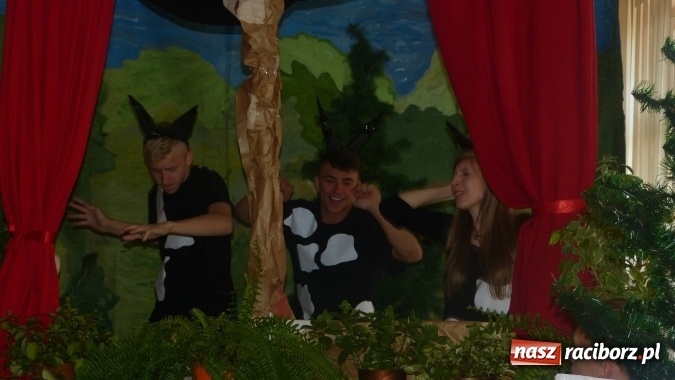 Zdjęcie w galerii na portalu naszraciborz.pl: Gimnazjaliści w szczególny sposób chcą pożegnać mury szkoły wiadomości z regionu