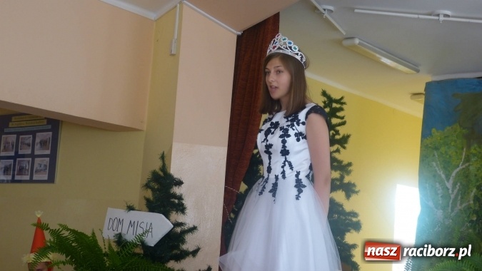 Zdjęcie w galerii na portalu naszraciborz.pl: Gimnazjaliści w szczególny sposób chcą pożegnać mury szkoły wiadomości z regionu