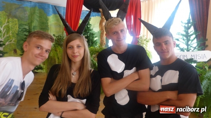 Zdjęcie w galerii na portalu naszraciborz.pl: Gimnazjaliści w szczególny sposób chcą pożegnać mury szkoły wiadomości z regionu