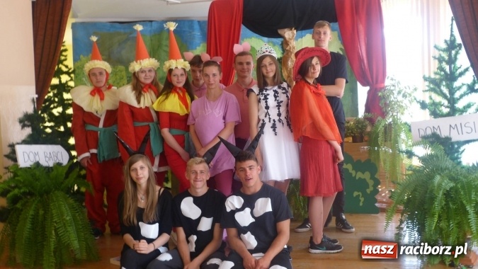 Zdjęcie w galerii na portalu naszraciborz.pl: Gimnazjaliści w szczególny sposób chcą pożegnać mury szkoły wiadomości z regionu