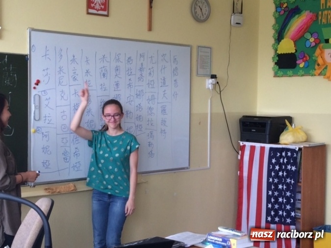 Zdjęcie w galerii na portalu naszraciborz.pl: Wolontariuszka Kishi Hoho gościem Zespołu Szk&oacute;ł w Pietrowicach Wielkich wiadomości z regionu