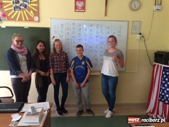 Zdjęcie w galerii na portalu naszraciborz.pl: Wolontariuszka Kishi Hoho gościem Zespołu Szk&oacute;ł w Pietrowicach Wielkich wiadomości z regionu