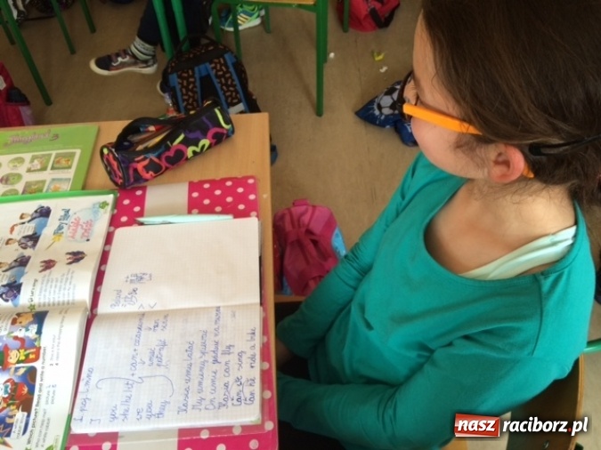 Zdjęcie w galerii na portalu naszraciborz.pl: Wolontariuszka Kishi Hoho gościem Zespołu Szk&oacute;ł w Pietrowicach Wielkich wiadomości z regionu