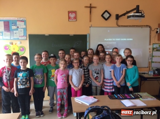 Zdjęcie w galerii na portalu naszraciborz.pl: Wolontariuszka Kishi Hoho gościem Zespołu Szk&oacute;ł w Pietrowicach Wielkich wiadomości z regionu