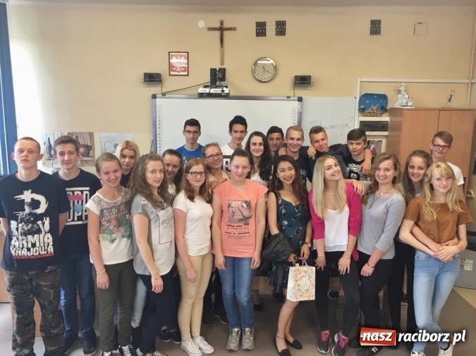 Zdjęcie w galerii na portalu naszraciborz.pl: Wolontariuszka Kishi Hoho gościem Zespołu Szk&oacute;ł w Pietrowicach Wielkich wiadomości z regionu