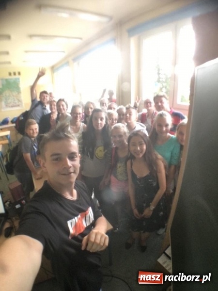 Zdjęcie w galerii na portalu naszraciborz.pl: Wolontariuszka Kishi Hoho gościem Zespołu Szk&oacute;ł w Pietrowicach Wielkich wiadomości z regionu