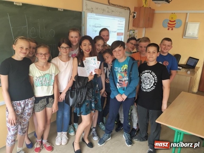 Zdjęcie w galerii na portalu naszraciborz.pl: Wolontariuszka Kishi Hoho gościem Zespołu Szk&oacute;ł w Pietrowicach Wielkich wiadomości z regionu
