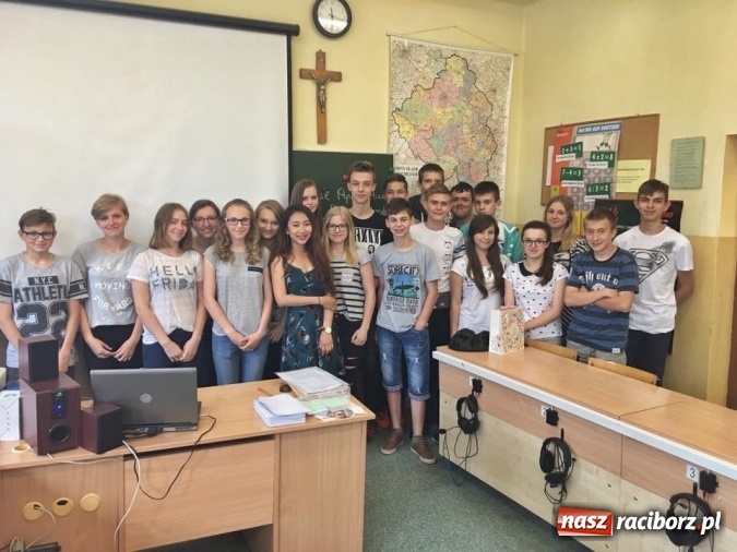 Zdjęcie w galerii na portalu naszraciborz.pl: Wolontariuszka Kishi Hoho gościem Zespołu Szk&oacute;ł w Pietrowicach Wielkich wiadomości z regionu