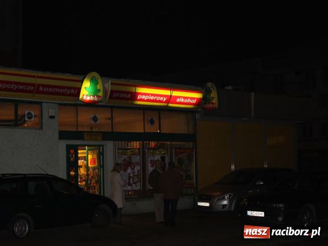 Zdjęcie w galerii na portalu naszraciborz.pl: Napad na Żabkę przy Opawskiej wiadomości z regionu