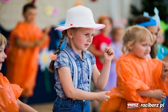 Zdjęcie w galerii na portalu naszraciborz.pl: Festyn rodzinny i Czerwony Kapturek w Studziennej wiadomości z regionu