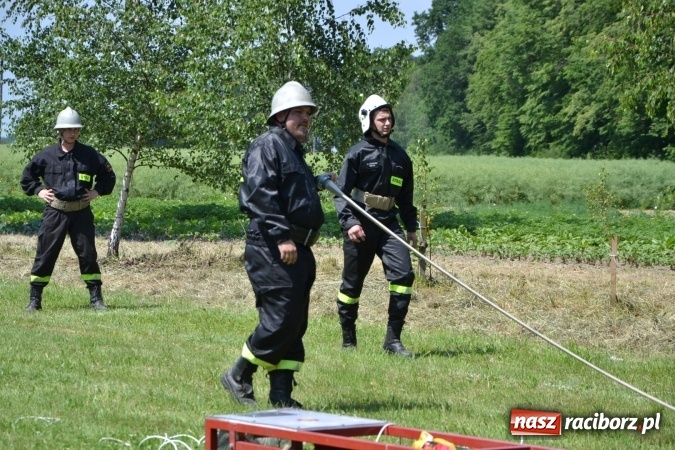 Zdjęcie w galerii na portalu naszraciborz.pl: Nie ma mocnych na Roszków! Pokonał o włos ekipę z Owsiszcz w gminnych zawodach! wiadomości z regionu