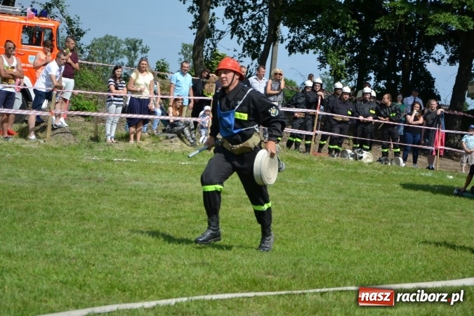 Zdjęcie w galerii na portalu naszraciborz.pl: Nie ma mocnych na Roszków! Pokonał o włos ekipę z Owsiszcz w gminnych zawodach! wiadomości z regionu